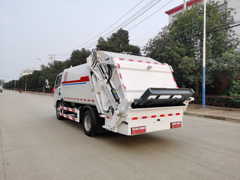 Compression type garbage truck