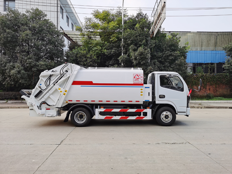 Compression type garbage truck